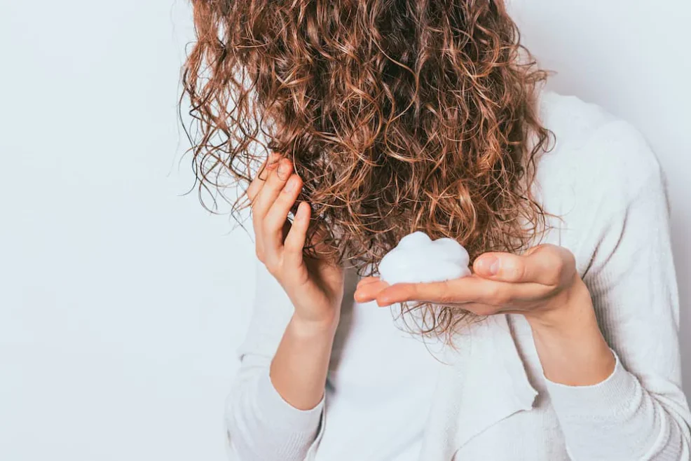 Metoda Curly Girl – na czym polega i jak ją wykonać?