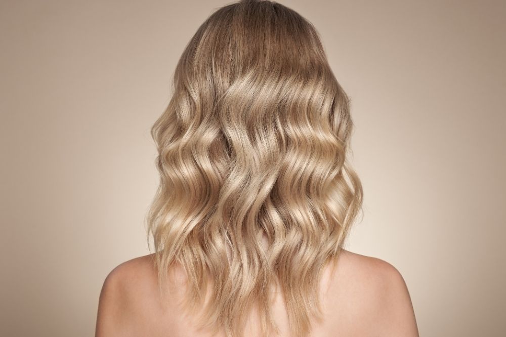 beżowe blond włosy