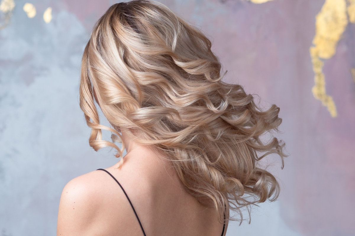 Perłowy blond – jak uzyskać ten chłodny odcień?